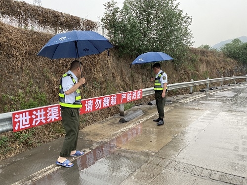 2白合收費站組織開展雨中巡查照片.jpg