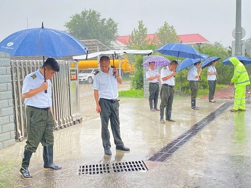 1白合收費站開展“雨中巡查”工作照片.jpg